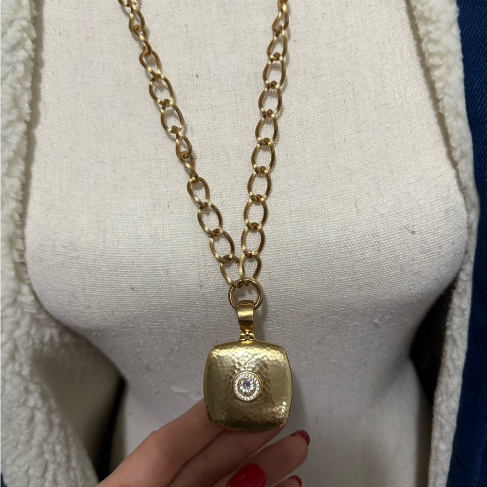 Elegant Gold Chain Necklace with Pendant